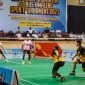 Pertandingan pertama dalam Kejuaraan badminton Eltinus Omaleng Open Tournament 2023, Minggu (12/11/2023) malam. (Foto: Galeri Papua/Endy Langobelen)