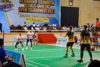 Pertandingan pertama ganda putra, pebulutangkis asal India kontra Mimika 1 dalam Kejuaraan badminton Eltinus Omaleng Open Tournament 2023, Minggu (12/11/2023) malam. (Foto: Galeri Papua/Endy Langobelen)