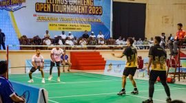 Pertandingan pertama ganda putra, pebulutangkis asal India kontra Mimika 1 dalam Kejuaraan badminton Eltinus Omaleng Open Tournament 2023, Minggu (12/11/2023) malam. (Foto: Galeri Papua/Endy Langobelen)