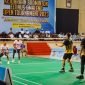Pertandingan pertama ganda putra, pebulutangkis asal India kontra Mimika 1 dalam Kejuaraan badminton Eltinus Omaleng Open Tournament 2023, Minggu (12/11/2023) malam. (Foto: Galeri Papua/Endy Langobelen)