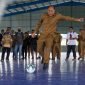 Penjabat Sekretaris Daerah Kabupaten Mimika, Robert Mayaut, menendang bola sebagai tanda dibukanya rangkaian perlombaan HUT ke-52 Korpri di GOR Futsal, Jalan Poros SP5, Timika Papua Tengah, Senin (13/11/2023). (Foto: Galeri Papua/Endy Langobelen)