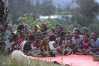 Ratusan warga yang merasa terancam saat mendatangi Pos Gome Satgas Pamtas Mobile Yonif Raider 300/Bjw di Kabupaten Puncak, Papua Tengah. (Foto: Istimewa)