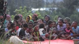 Ratusan warga yang merasa terancam saat mendatangi Pos Gome Satgas Pamtas Mobile Yonif Raider 300/Bjw di Kabupaten Puncak, Papua Tengah. (Foto: Istimewa)