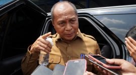 Penjabat Sekretaris Daerah Kabupaten Mimika, Dominggus Robert Mayaut, saat diwawancarai awak media di GOR Futsal, Jalan Poros SP2-SP5, Timika, Papua Tengah, Senin (13/11/2023).(Foto: Galeri Papua/Wahyu Welerubun)