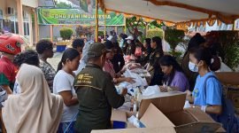 Warga saat berbelanja di salah satu stan Gerakan Pangan Murah yang digelar Dinas Ketahanan Pangan Kabupaten Mimika di pelataran Kantor Kelurahan Inauga, Selasa (14/11/2023). (Foto: Galeri Papua/Moh. Wahyu Welerubun)