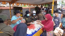 Warga berburu pangan murah di halaman Kantor Kelurahan Inauga, Selasa (14/11/2023). (Foto: Galeri Papua/Moh. Wahyu Welerubun)