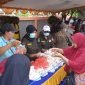 Warga berburu pangan murah di halaman Kantor Kelurahan Inauga, Selasa (14/11/2023). (Foto: Galeri Papua/Moh. Wahyu Welerubun)