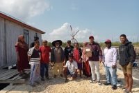 Warga Desa Latawe didampingi Advokatnya saat melakukan aksi di lokasi pembangunan jalan lingkungan yang diduga bermasalah. (Foto: Istimewa) 