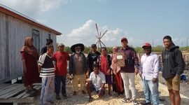 Warga Desa Latawe didampingi Advokatnya saat melakukan aksi di lokasi pembangunan jalan lingkungan yang diduga bermasalah. (Foto: Istimewa) 