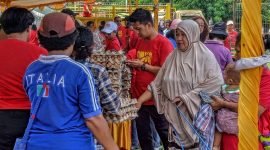 Warga Kelurahan Timika Indah saat berbelanja di stan distributor telur pada kegiatan Gerakan Pangan Murah yang berlangsung di Pelataran Kantor Kelurahan Timika Indah. (Foto: Galeri Papua/Moh. Wahyu Welerubun)