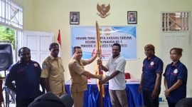 Momen pelantikan Ketua Karang Taruna Kelurahan Inauga di Kantor Lurah Inauga, Distrik Wania, Mimika, Papua Tengah, Senin (20/11/2023). (Foto: Galeri Papua/Moh. Wahyu Welerubun)