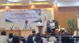 Plh Asisten I Setda Mimika, Robert Kambu saat membuka sosialisasi Pengawasan Perizinan Berusaha Berbasis Resiko yang ditandai dengan menabuh tifa. (Foto: Galeri Papua/Jefri Manehat)