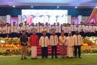 Foto bersama kepengurusan PPTM periode 2023-2026 dengan Bupati Mimika, Eltinus Omaleng, dan Wakil Ketua IKT Mimika. (Foto: Galeri Papua/Jefri Manehat)