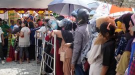 Masyarakat saat mengantri di tenda Perum Bulog KCP Timika untuk berburu beras. (Foto: Galeri Papua/Moh. Wahyu Welerubun)