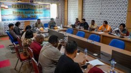 Suasana pembahasan rancangan awal RPJPD di Ruang Rapat Bappeda Kabupaten Mimika, Jum'at (24/11/2023). (Foto: Galeri Papua/Moh. Wahyu Welerubun)