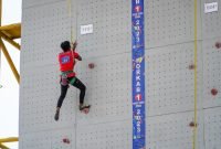 Tampak salah satu atlet sedang menampilkan kemampuannya dalam ajang kejuaraan panjat tebing, Porkab Mimika 2023. (Foto: Galeri Papua/Moh. Wahyu Welerubun)