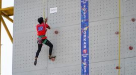 Tampak salah satu atlet sedang menampilkan kemampuannya dalam ajang kejuaraan panjat tebing, Porkab Mimika 2023. (Foto: Galeri Papua/Moh. Wahyu Welerubun)