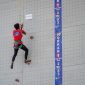 Tampak salah satu atlet sedang menampilkan kemampuannya dalam ajang kejuaraan panjat tebing, Porkab Mimika 2023. (Foto: Galeri Papua/Moh. Wahyu Welerubun)