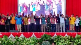 Foto bersama dalam deklarasi Pemilu damai 2024 Kabupaten Mimika di Graha Eme Neme Yauware, Minggu (26/11/2023). (Foto: Galeri Papua/Endy Langobelen)