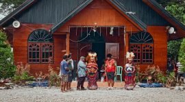 Sejumlah tokoh adat dan tokoh masyarakat saat berada di depan Gereja Kingmi Rehobot, Jl. Agimuga, Mile 32, Mimika, Papua Tengah. (Foto: Galeri Papua/Moh. Wahyu Welerubun)