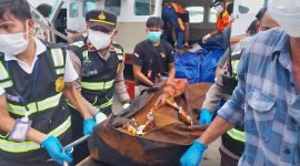 Jenazah pekerja pembangunan Puskesmas korban KKB di Kabupaten Puncak tiba di Bandara Mozes Kilangin, Timika, Papua Tengah. (Foto: Istimewa/Humas Polda Papua)