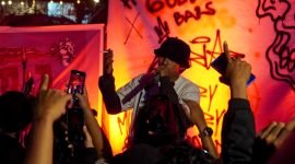 Muria Mardika saat tampil di gigs perdana Timika Creative Hub di Kopi Mulo 98, Selasa (28/11/2023). (Foto: Galeri Papua/Moh. Wahyu Welerubun)