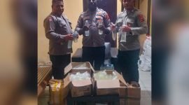 Sejumlah liter miras lokal diamankan Polres Mimika melalui Polsek Kawasan Pelabuhan Poumako, Sabtu (4/11/2023). (Foto: Istimewa/Humas Polres Mimika)