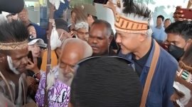 Calon presiden nomor urut tiga, Ganjar Pranowo, disambut masyarakat Suku Asmat di Merauke, Papua Selatan, Selasa (28/11/2023). 