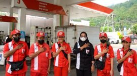 Para petugas SPBU di salah satu SPBU. (Foto: Istimewa/Humas PT Pertamina Patra Niaga)