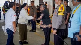 Bupati Mimika, Eltinus Omaleng, menyambut Ketua DPR RI, Puan Maharani, di terminal AVCO Bandara Mozes Kilangin, Timika, Sabtu (9/12/2023). (Foto: Istimewa/Selviani Bu’tu)