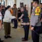 Bupati Mimika, Eltinus Omaleng, menyambut Ketua DPR RI, Puan Maharani, di terminal AVCO Bandara Mozes Kilangin, Timika, Sabtu (9/12/2023). (Foto: Istimewa/Selviani Bu’tu)