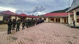 Kapolres Dogiyai, Kompol Sarraju, memimpin apel bersama TNI-Polri dalam rangka pengamanan malam pergantian tahun, Minggu (31/12/2023) sore di lapangan apel Mapolres Dogiyai. (Foto: Istimewa/Humas Polres Dogiyai