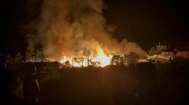 Tampak Kantor Dinas PUPR Dogiyai terbakar pada Minggu (31/12/2023) malam. (Foto: Istimewa/Humas Polres Dogiyai) 