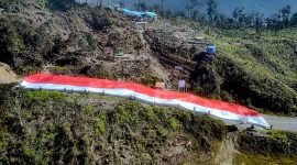 Pengibaran bendera Merah Putih raksasa di Intan Jaya, Papua Tengah, Jumat (1/12/2023). (Foto: Istimewa)