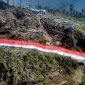 Pengibaran bendera Merah Putih raksasa di Intan Jaya, Papua Tengah, Jumat (1/12/2023). (Foto: Istimewa)
