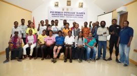 Foto bersama para pengelola Ekowisata Mangrove Pigapu dengan jajaran Management Yayasan Ekologi Sahul Lestari, perwakilan Disparbudpora, Perwakilan Dinas Kehutanan dan Lingkungan Hidup Provinsi Papua Tengah, di Ballroom Hotel Cartenz Timika. (Foto: Galeri Papua/Moh. Wahyu Welerubun)