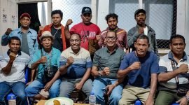 Foto bersama Ketua Ikatan Kerukunan Flobamora Kabupaten Mimika, Marthen L. Moru, dengan beberapa perwakilan Sub Sektor usai melaksanakan jumpa pers di Timika, Papua Tengah, Sabtu (2/12/2023). (Foto: Galeri Papua/Endy Langobelen)