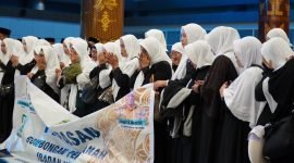 Rombongan jamaah ibadah umroh yang dilepas dan diberangkatkan oleh Bupati Mimika, Eltinus Omaleng, Minggu (3/12/2023).