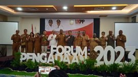 Foto bersama Wakil Bupati Mimika, Johannes Rettob, dengan para hadirin pada Forum Group Discussion Pengadaan Barang dan Jasa Pemerintah tahun 2023 di Ballroom Hotel Horison Ultima, Timika, Papua Tengah, Senin (4/12/2023). (Foto: Galeri Papua/Moh. Wahyu Welerubun)