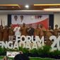 Foto bersama Wakil Bupati Mimika, Johannes Rettob, dengan para hadirin pada Forum Group Discussion Pengadaan Barang dan Jasa Pemerintah tahun 2023 di Ballroom Hotel Horison Ultima, Timika, Papua Tengah, Senin (4/12/2023). (Foto: Galeri Papua/Moh. Wahyu Welerubun)