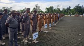 Staf Ahli Bupati pada Sekretariat Daerah Kabupaten Mimika, Marthen Tappi Malissa, saat memimpin apel pagi. (Foto: Galeri Papua/Moh. Wahyu Welerubun)