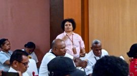 Para ASN non job mengungkapkan keluh kesahnya saat jumpa pers di Hotel Cenderawasih 66, Mimika, Papua Tengah, Rabu (6/12/2023). (Foto: Galeri Papua/Moh. Wahyu Welerubun)