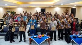 Foto bersama pembukaan Rakernis Bidang Kehutanan oleh Dinas Lingkungan Hidup, Kehutanan, dan Pertanahan (DLHKP) Papua Tengah di Hotel Grand Tembaga, Jalan Yos Sudarso, Timika, Papua Tengah, Kamis (7/12/2023). (Foto: Galeri Papua/Moh. Wahyu Welerubun)