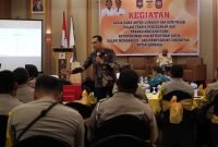 Narasumber dari Birokrat Nina Pemerintahan Desa pada Kementerian Dalam Negeri, Edi Cahyono, saat memaparkan materi. (Foto: Galeri Papua/Moh. Wahyu Welerubun)