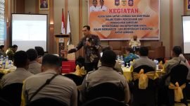 Narasumber dari Birokrat Nina Pemerintahan Desa pada Kementerian Dalam Negeri, Edi Cahyono, saat memaparkan materi. (Foto: Galeri Papua/Moh. Wahyu Welerubun)