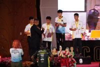 Sejumlah atlet saat menerima penghargaan pada penutupan Porkab Mimika I. (Foto: Galeri Papua/Moh. Wahyu Welerubun)