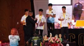 Sejumlah atlet saat menerima penghargaan pada penutupan Porkab Mimika I. (Foto: Galeri Papua/Moh. Wahyu Welerubun)