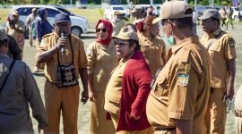 Sekelompok ASN demo tolak rolling jabatan di pelataran Kantor Pusat Pemerintahan Kabupaten Mimika, Jalan Poros SP3, Timika, Papua Tengah, Senin (11/12/2023). (Foto: Galeri Papua/Moh. Wahyu Welerubun)
