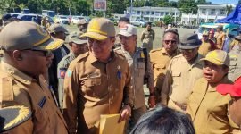 Pj Sekretaris Daerah Kabupaten Mimika, Dominggus Robert Mayaut, saat menemui para pendemo dari ASN non job di halaman kantor Pusat Pemerintahan Kabupaten Mimika, Senin (11/12/2023). (Foto: Galeri Papua/Endy Langobelen)