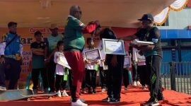Ketua Kormi Kabupaten Mimika, Johannes Rettob, saat menyematkan penghargaan berupa medali kepada seorang atlet Skateboard pada pembukaan Mimika Car Free Day, di jalan Cenderawasih, Mimika, Papua Tengah, Sabtu (16/12/2023). (Foto: Istimewa).